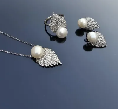 Zircon Pearl Shiny Wings Design Necklace Set (4 pcs)